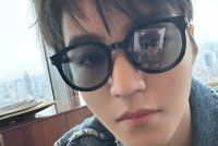 王俊凯久违营业晒自拍 穿牛仔外套戴墨镜酷帅难挡