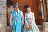 陈豪陈茵媺夫妻俩韩国旅行 穿韩服合影开心享二人世界