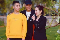 胡军带妻儿参加婚礼 14岁康康挺拔帅气身高快赶上爸爸