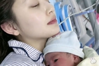 王思聪前女友甜仇产子 抱孩子出镜皮肤白皙温馨有爱