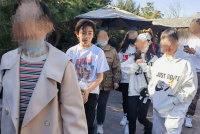 诺一游玩环球影城被偶遇 五官立体帅气活力十足