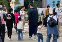 陈赫和女儿游迪士尼被偶遇 穿着低调陪伴安安好温馨