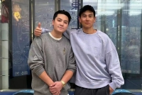 彭于晏香港看展被偶遇 与素人合影皮肤黝黑难掩帅气