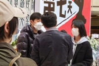袁泉夏雨合体现身看话剧 夫妻俩打扮低调和友人热聊