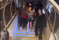 人美心善!田曦薇搀扶行动不便的老人下飞机