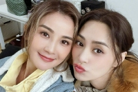 钟欣潼晒与蔡卓妍贴贴合照 姐妹俩一起上下班感情好