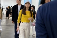 章泽天现身香港艺术展 二胎后依旧少女感满满
