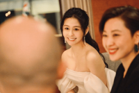 邱淑贞女儿沈月参加晚宴照释出 身穿白色抹胸短裙笑容甜美