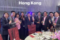 章泽天参加名流晚宴 与赌王之女何超琼同框超自信