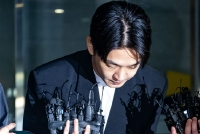 刘亚仁结束警方长达12小时的调查 满脸疲惫向镜头低头致歉