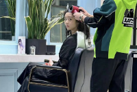 黄磊女儿多多风波后首现身 再染金色发型开放随性