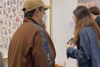 黄渤带女儿看展被网友偶遇 父女俩穿搭低调十分有爱