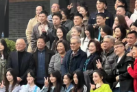 雷佳音和老婆参加上戏校友会 二人跟一众同学拍合影留念