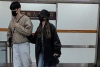 杨丞琳李荣浩手挽手现身高铁站 暂别时隔着口罩亲吻