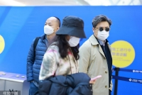王岳伦与女儿现身机场 王诗龄打扮休闲频看手机