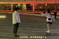 网友偶遇街头黄晓明 穿着休闲陪女性朋友玩滑板