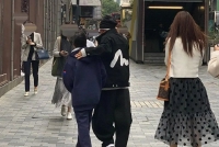 王宝强带儿子现身香港被偶遇 女友冯清为父子俩拍照