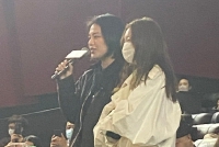 周冬雨马思纯合体亮相《忠犬八公》首映 一黑一白休闲低调
