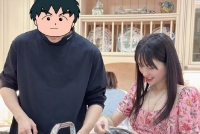 金莎与男友一同烘焙小秀恩爱 穿碎花裙笑容甜蜜