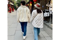 陈乔恩艾伦庆祝结婚一周年 晒牵手背影照甜蜜幸福
