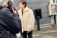 孙俪温州拍戏被偶遇 穿白色毛绒外套搭靴子双腿细长