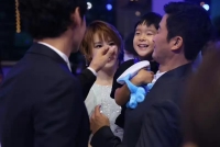 谢楠发文谈照顾生病的孩子 大儿子吴所谓高烧仍劝妈妈休息