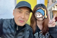周润发钟镇涛苍蝇小馆就餐被偶遇 发哥主动与粉丝握手合照