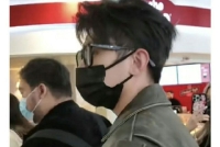 蔡徐坤听到粉丝喊话表白 瞬间害羞脸红从脖子红到耳朵