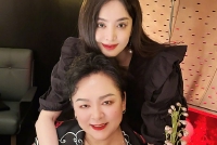 娜扎晒照为妈妈庆生 亲吻妈妈脸颊画面温馨有爱