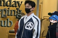上海逛街偶遇白敬亭 生图青涩瘦高少年感十足