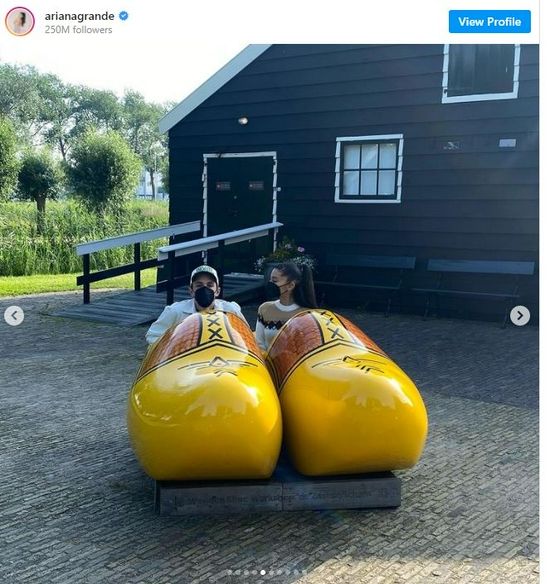 a妹晒与新婚丈夫蜜月照坐木鞋看风车甜蜜恩爱