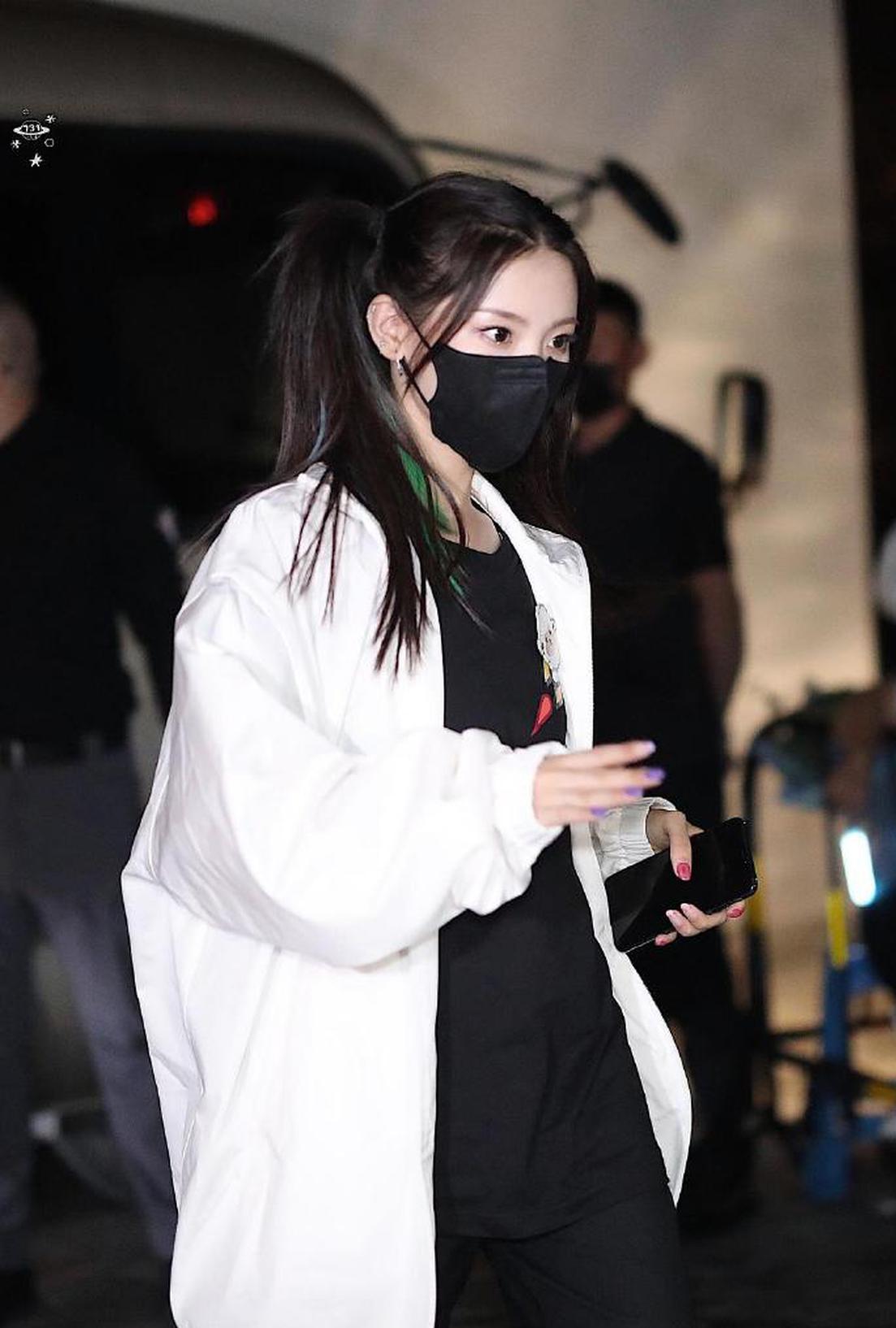 组图:杨超越头扎双马尾活力满满 挑染绿发清新时尚可盐可甜