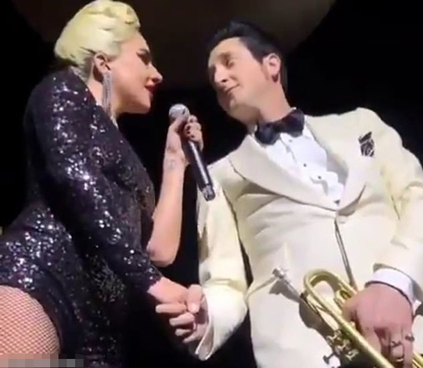  演唱会现场Lady GaGa先与乐手牵手。