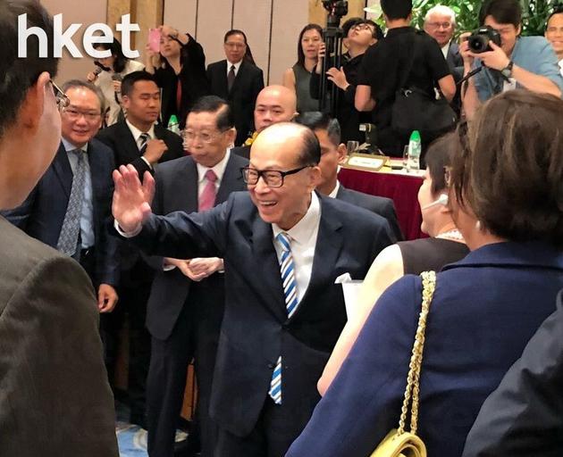 李嘉诚退休前最后一次主持长和股东会，股东会结束后李嘉诚下台与长和小股东握手道别。