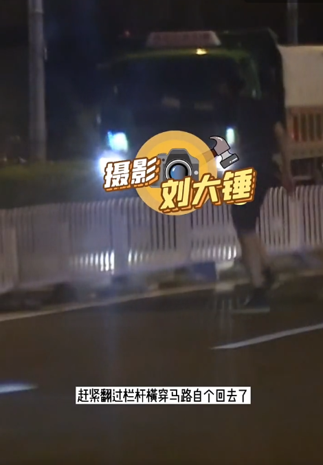 郑云龙与朋友聚会后横穿马路跨栏杆 