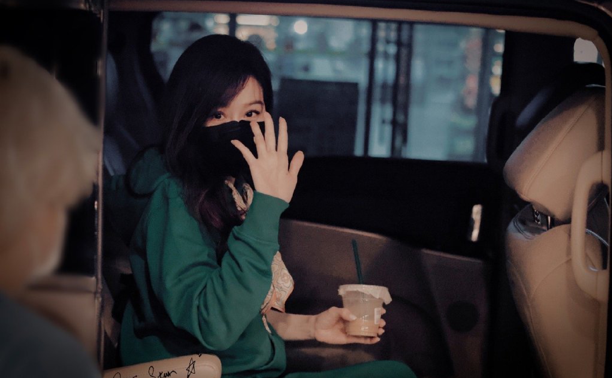 组图：王心凌《乘风破浪》上班图穿墨绿卫衣俏皮对镜挥手状态佳第6张图片