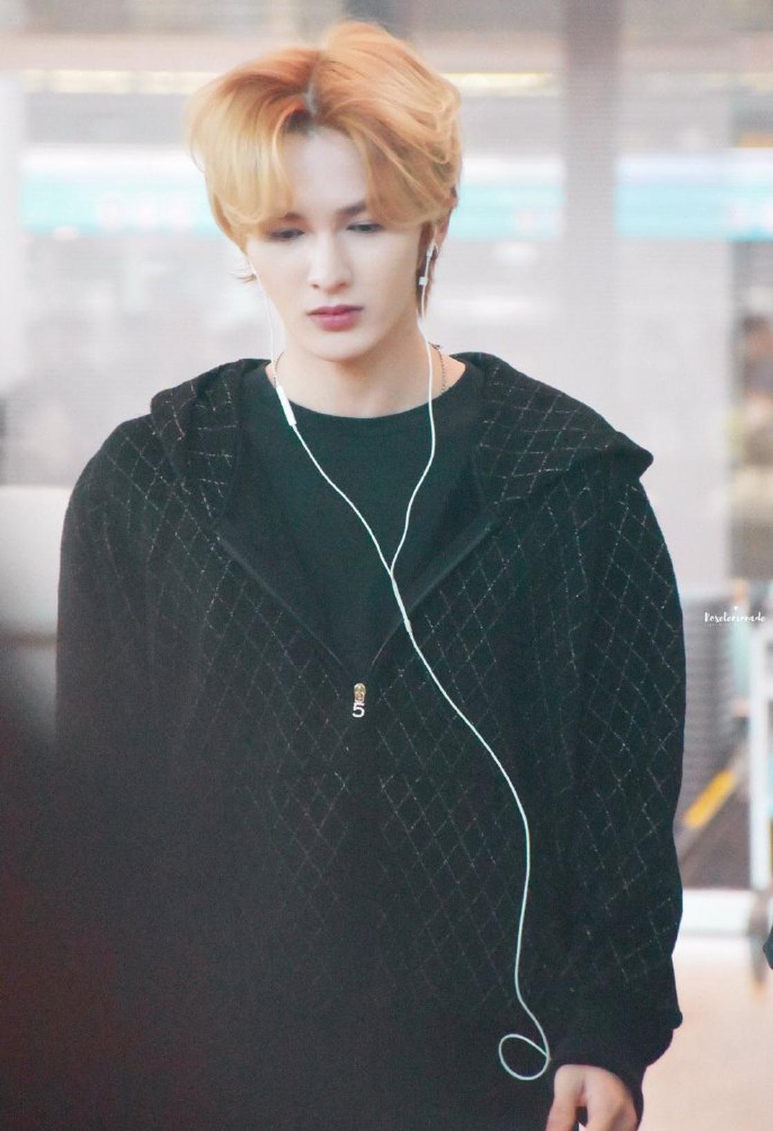 组图:朱正廷染回金色头发 全黑look帅气难掩尽显侧颜杀