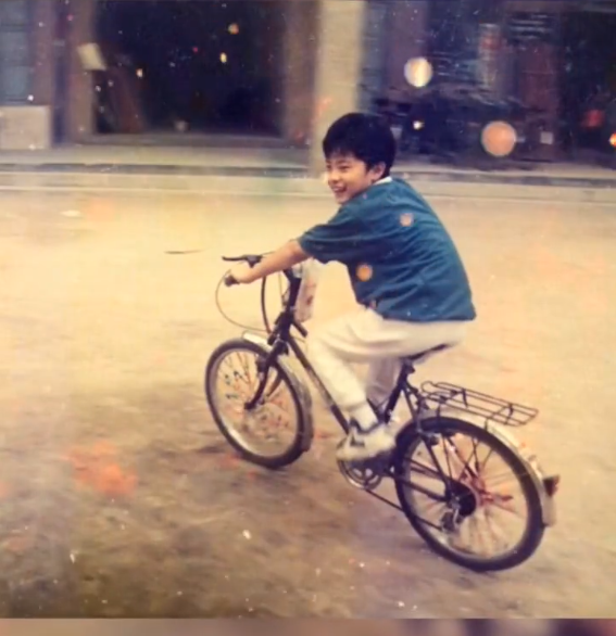 陈赫童年骑车