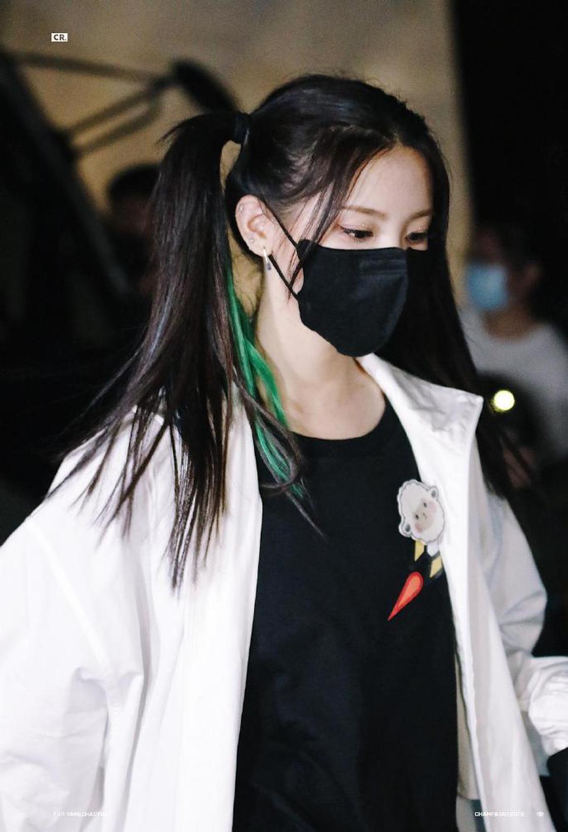 组图:杨超越头扎双马尾活力满满 挑染绿发清新时尚可盐可甜