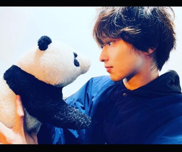 横滨流星博客晒侧颜写真引起网友热烈反响