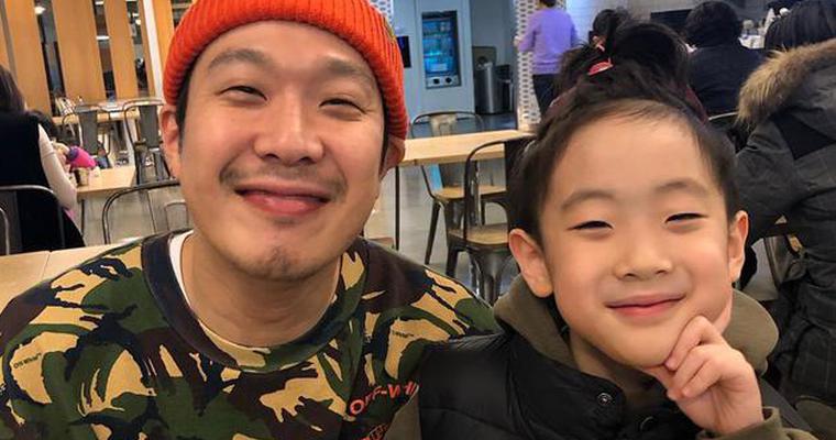 视频:haha晒与大儿子合影笑容温暖 梦儿长相酷似爸爸_手机新浪网