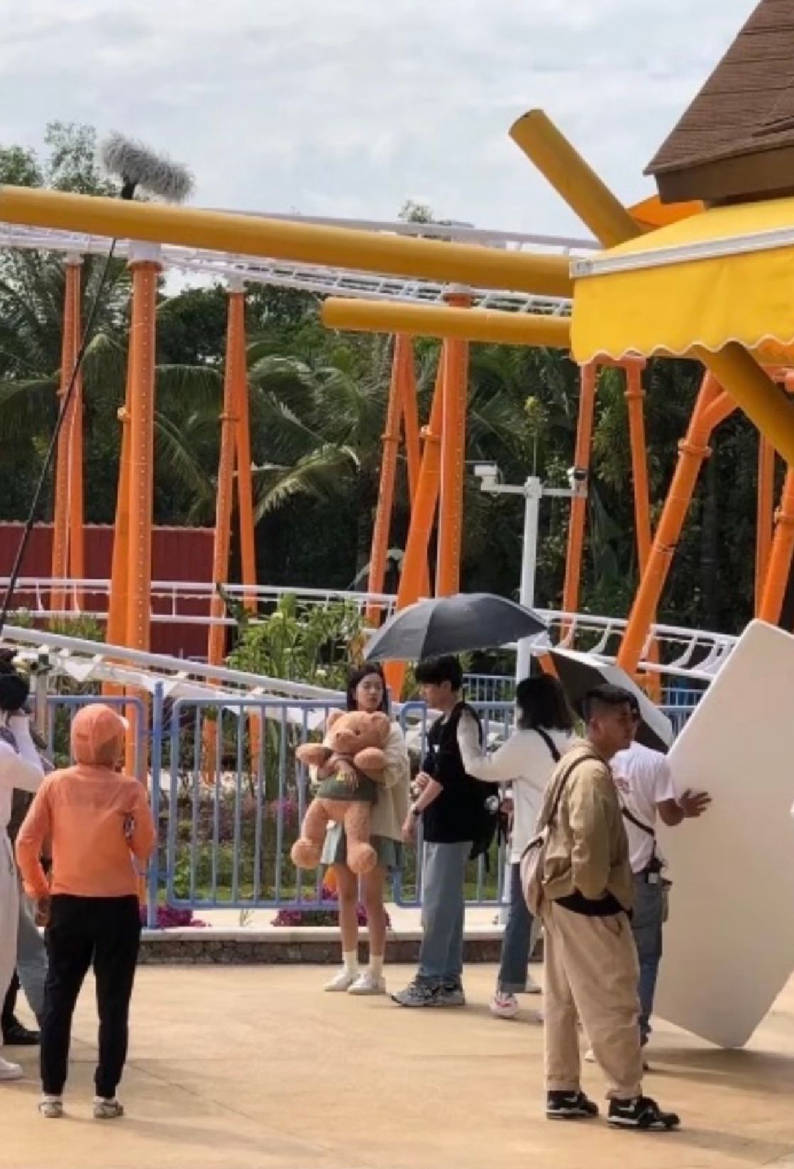 组图：周翊然庄达菲《白日梦我》路透图游乐场同框青春洋溢第1张图片