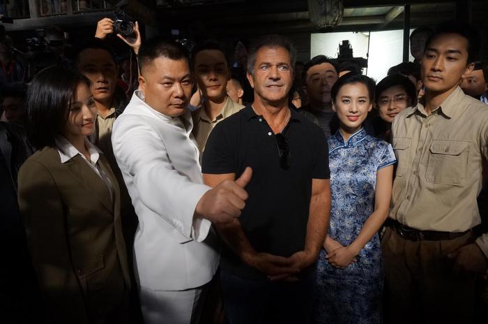 梅尔·吉布森和施建祥在《大轰炸》首次媒体探班现场