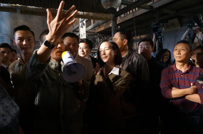 杨子（左二）和导演（右一），以及陈伟霆、张钧甯、刘烨（左一）等主演