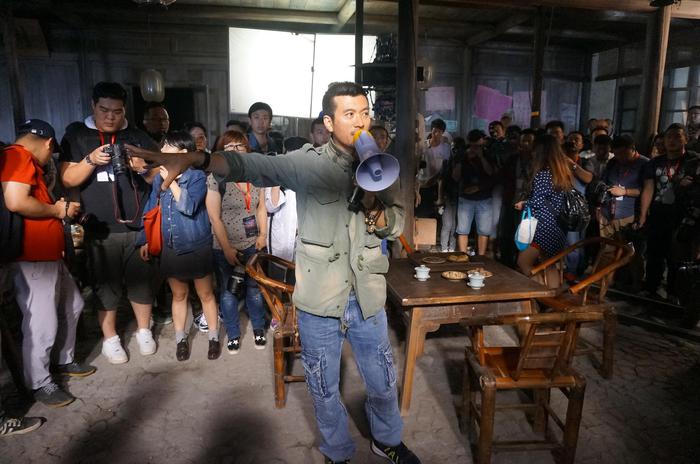 首次媒体探班现场的杨子