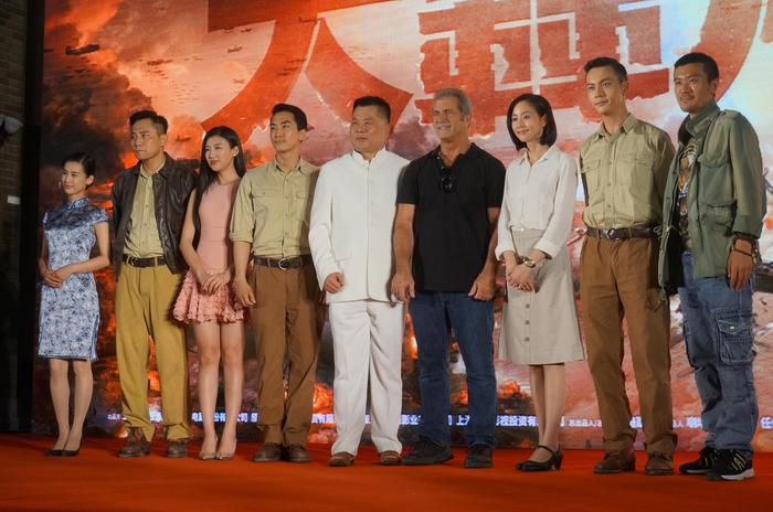 《大轰炸》首次探班发布会，主创合影，但是导演并未上台