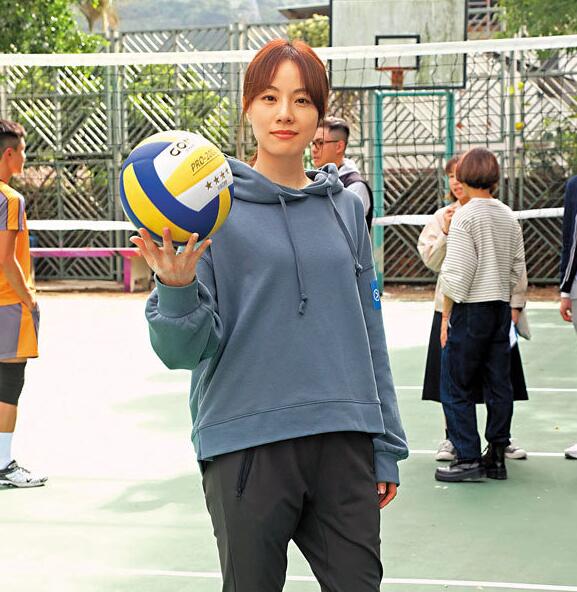 邓丽欣饰男子排球队教练，有形有格。