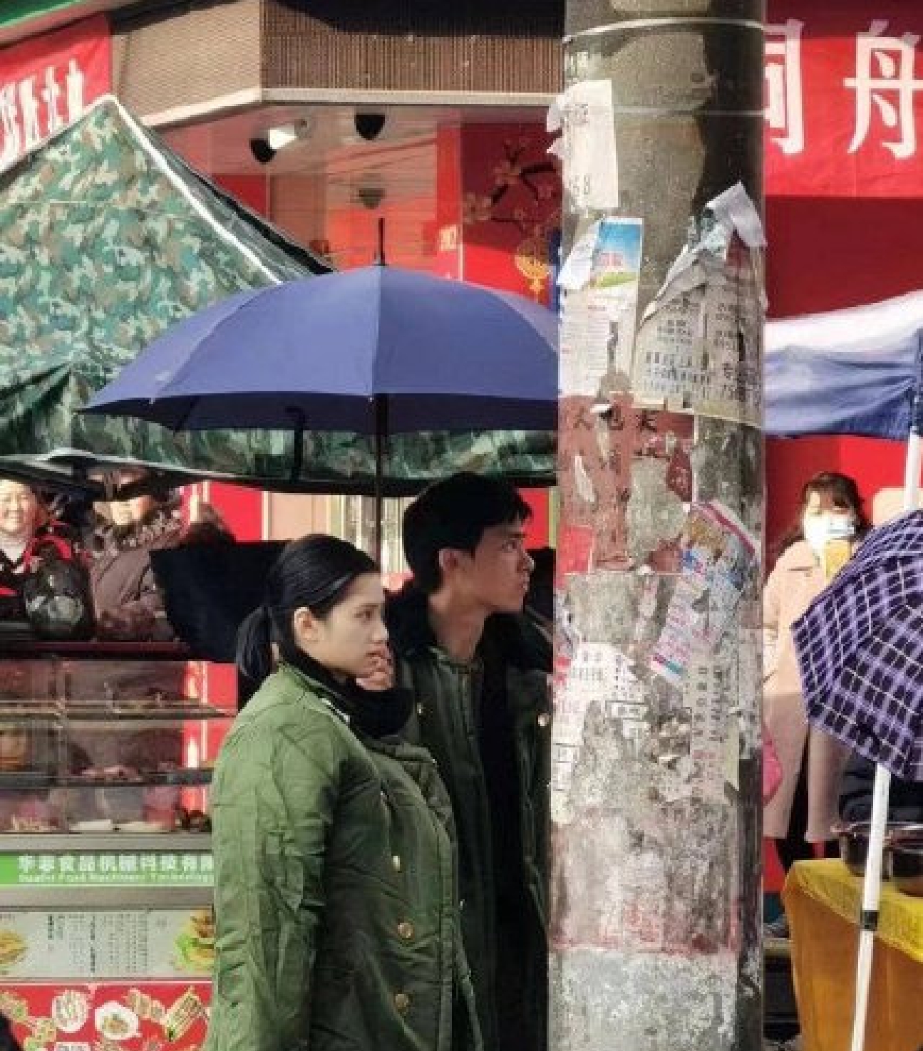 组图：李易峰张婧仪《操场》路透曝光二人撑伞雨中同框第3张图片