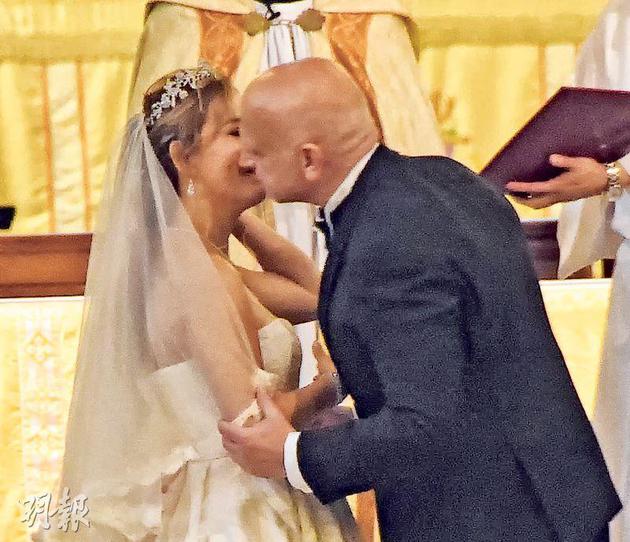 何猷彪亲吻老婆翁静晶，十分甜蜜。