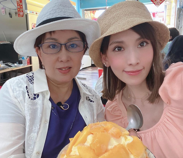 陈若仪和林志颖妈妈一起吃芒果冰